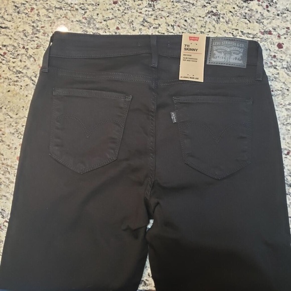 NEW Levi’s Women's 711 Skinny Jeans in 28 Short Length Width 27 & 28 Available - Picture 2 of 6